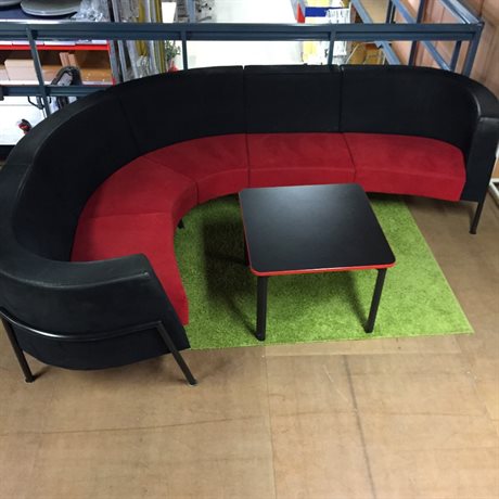 Soffa Kinnarps svart/röd inkl bord
