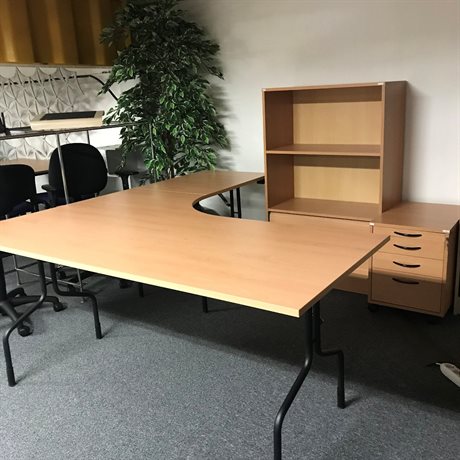 Skrivbord, hylla och rullhurts i boklaminat