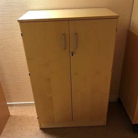Kontorsskåp med dörrar björk
