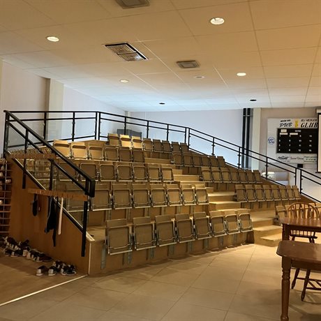 Fällstol beige plast väggmontering