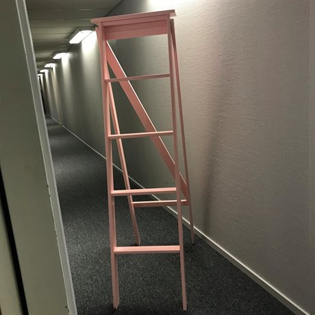 Rosa skyltstege
