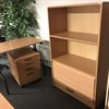 Skrivbord, hylla och rullhurts i boklaminat