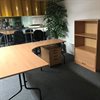 Skrivbord, hylla och rullhurts i boklaminat