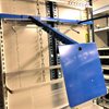 Hållare för långgods med skyltplats för fyrkantsskena blå