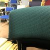 Stol grön med armstöd i bok
